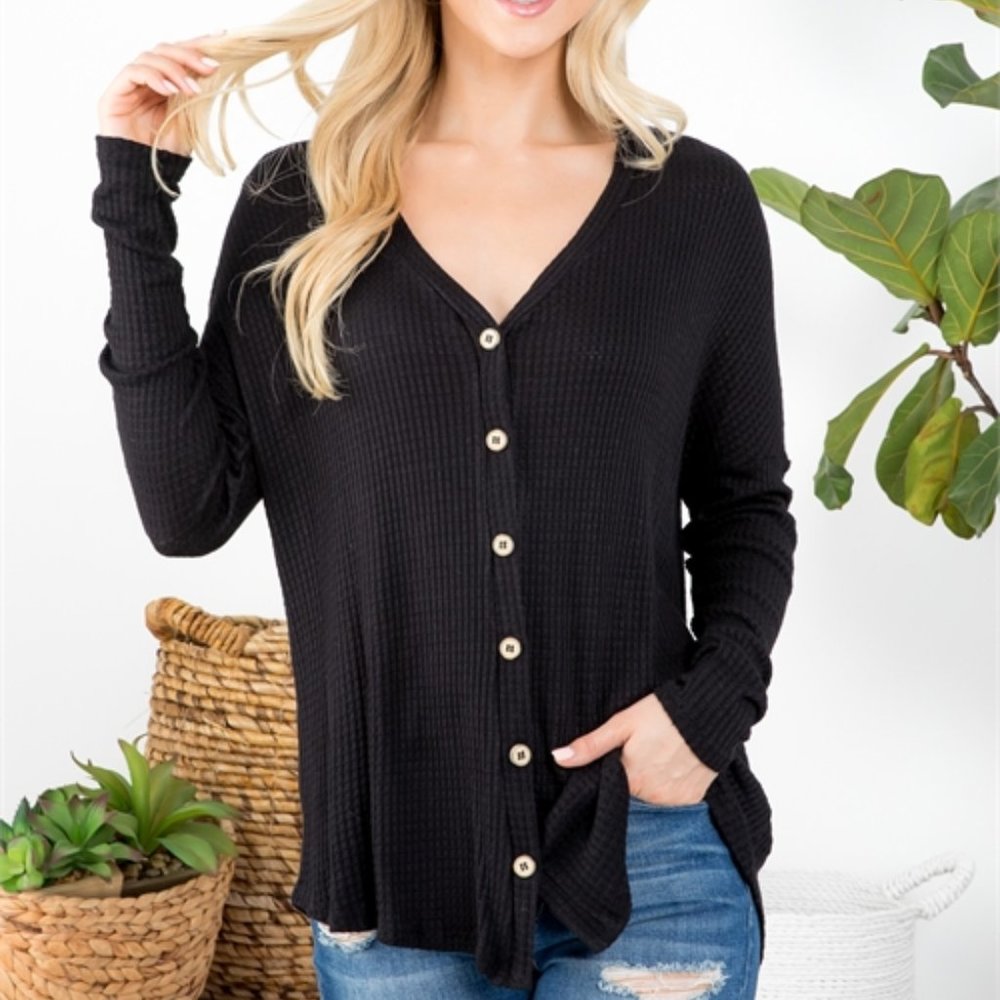 CASUAL DOLLZ Waffle Button Detailed top - Picture 2 of 8